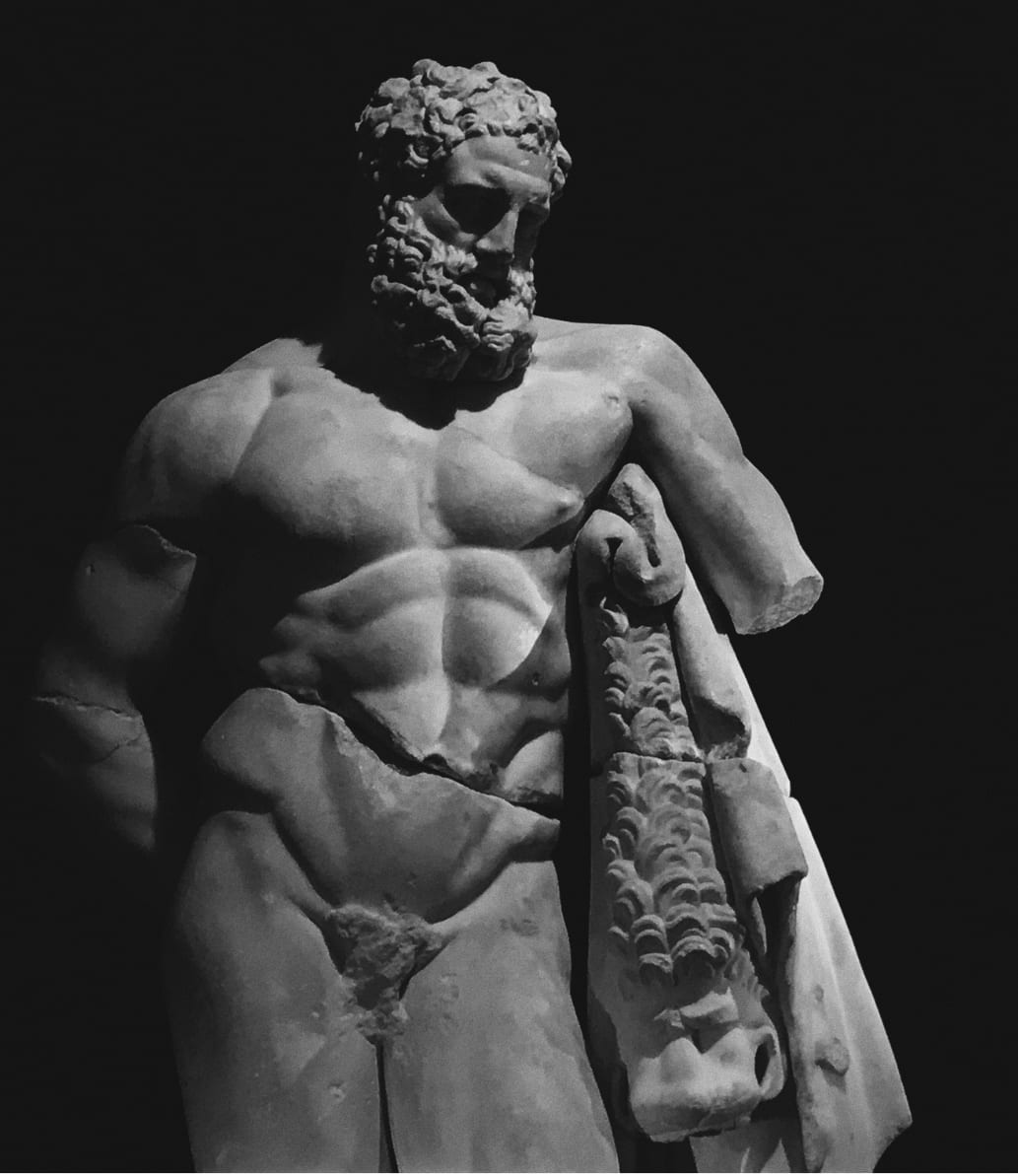 Hércules em mármore, preto e branco — imagem de abertura do site.
